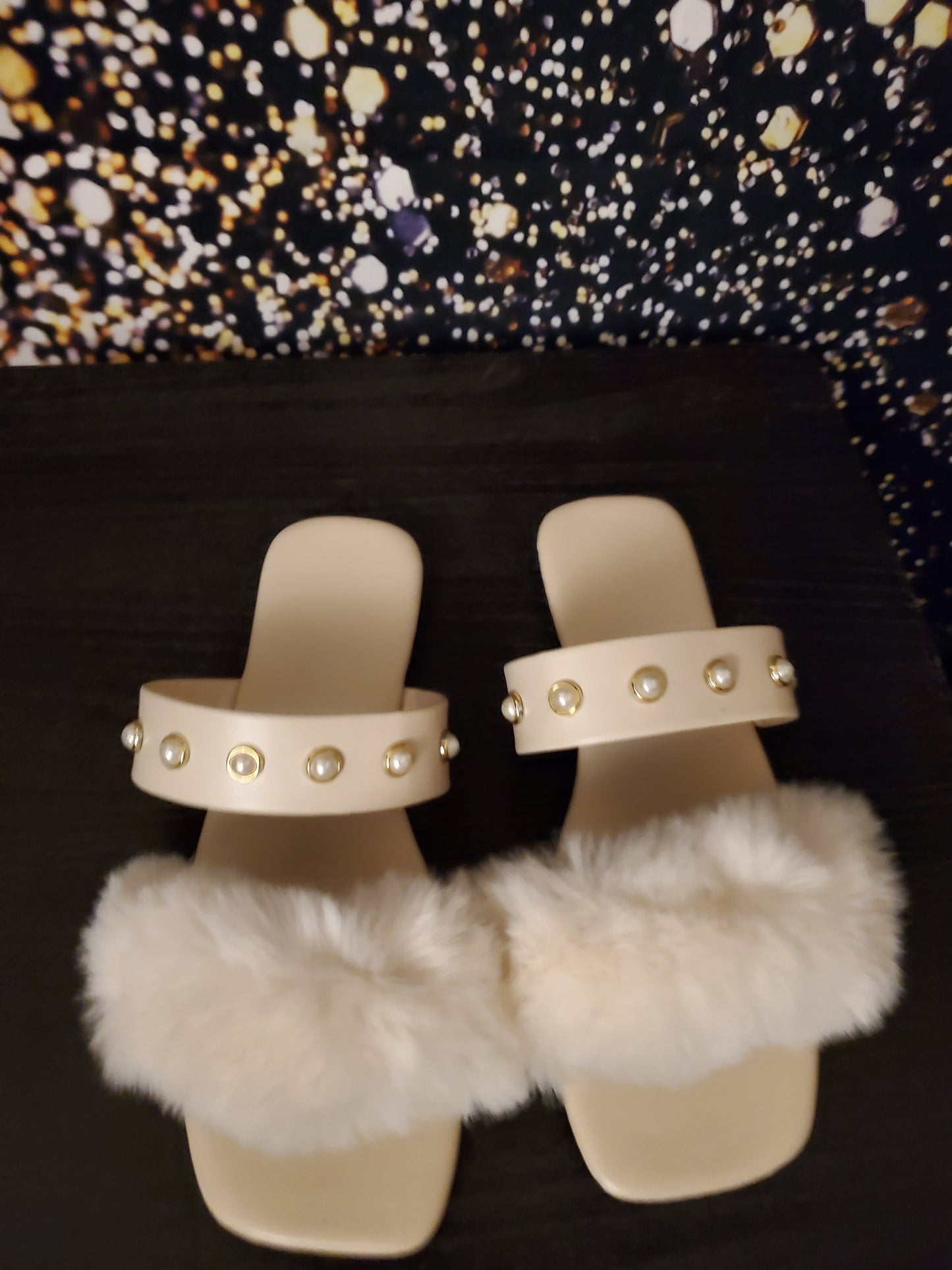 Size 8 pair fur greatness sandals